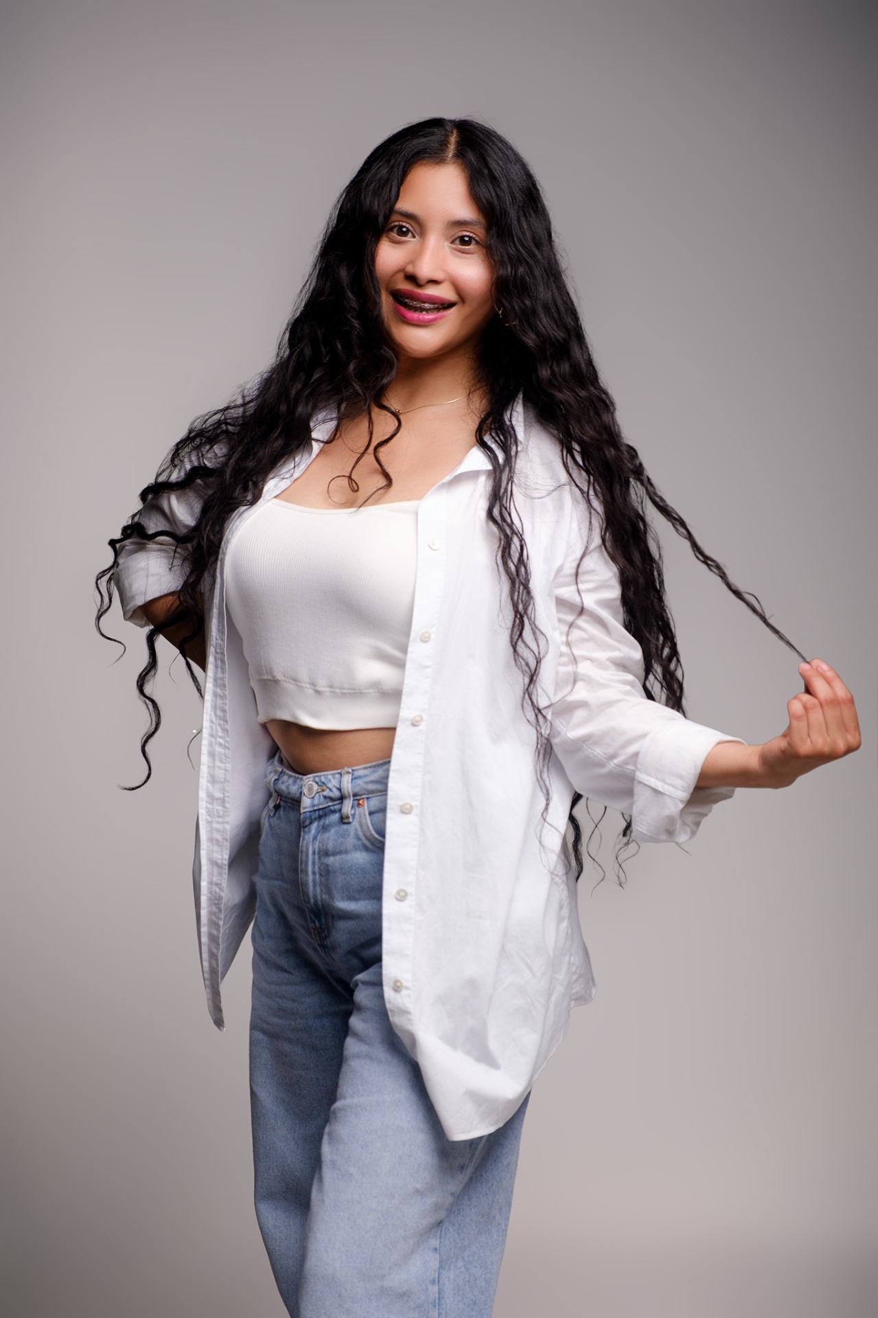 Retrato de estudio de IRISSON ESTUDIO en Tuxtepec — camisa blanca y jeans, luz suave