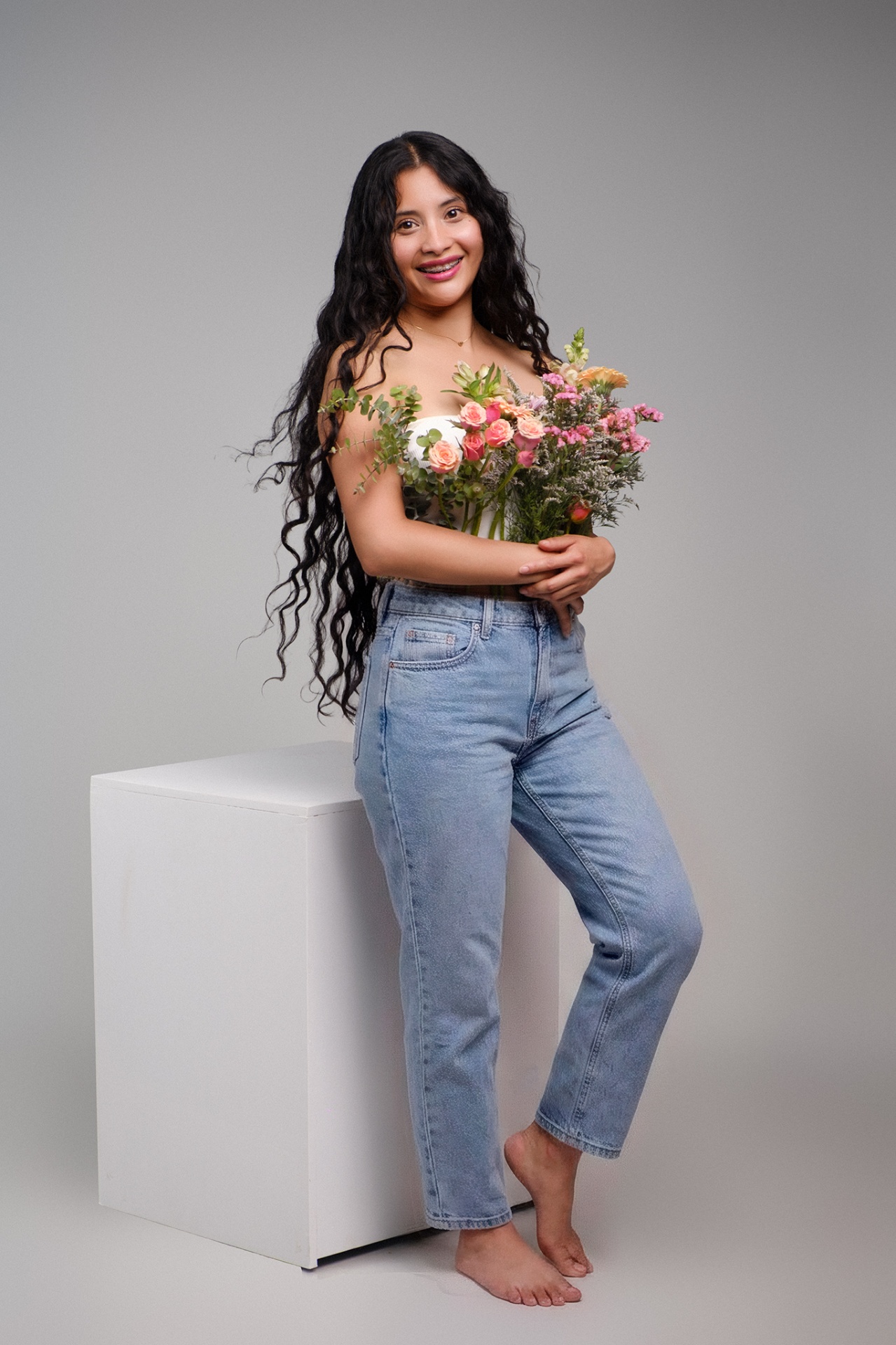 Retrato de estudio de IRISSON ESTUDIO en Tuxtepec — cuerpo completo con flores